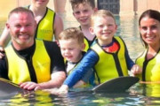 【海外の反応】「謝罪すべきだ」ルーニー妻が大炎上、イルカとの写真に非難殺到！