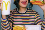 片手でポテトとハンバーガーはいかがですか？マクドナルドがバリューセットを片手で食べる方法を紹介【ライフハック？】