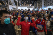 海外「すごいカリスマ！」北京でファンに囲まれて手を振る羽生選手の姿に夢中