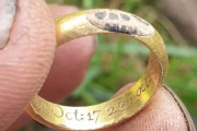【海外】「金色の喪章！金属探知機で発見された18世紀の唯一無二の英国の宝物」