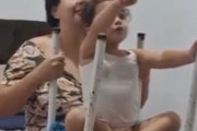 自宅でジェットコースターの思い出を作ってあげる母親…子供は大喜び