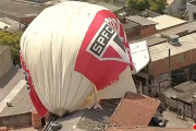 ブラジルで飛行船が民家に墜落、サッカーチームのプロモーション用でテスト飛行中だった