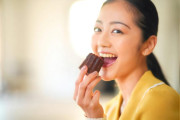 日本人「子供が傘を持ちたがるから持たせて歩かせた結果」→カヌレみたいで可愛いｗｗｗ【タイ人の反応】