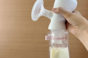 ボディビルダーたちの間で母乳が人気。それを売って大金を稼ぐ女性たち