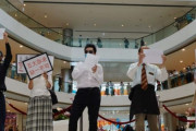 海外「香港人が何も書かれていない標識を掲げて抗議運動を行う。なぜなら親民主主義はテロ認定されるから」