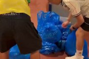 海外「日本人を見習ってサッカーの試合後に掃除をするブラジル人達。素晴らしい伝統を広めてくれて感謝だ」