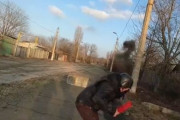 海外「偽旗作戦。ウクライナ軍から爆撃された映像を偽造するロシアのプロパガンダ報道」
