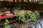 海外「日本の夏を乗り切るにはここに行く必要があるな」 - 京都、貴船の川床レストラン