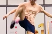 中国の反応「凄い」中国美女のリフティング技“空中4回またぎ”がヤバすぎる