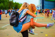 外国人が日本の夏祭りの準備をしてるところを覗いてみる♪「二人の浴衣姿最高！」「恥ずかしくて急いで家に帰るわ笑」海外の反応