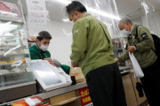 「良いアイディアだ」コンビニに感染防止のためのプラスチックシートが張られる　海外の反応