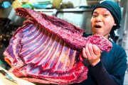 福岡の屋台事情に密着！海外「これは感動！心が温まる…」