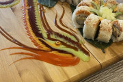 「日本の寿司職人はこれをどう思うのか」外国人が食べたドラゴン寿司が話題