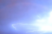 虹と雷の競演に感動！驚きの瞬間をカメラが捉えていた！（アメリカ）