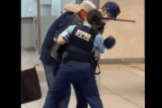 【韓国の反応】凶器を持った男を積極的に鎮圧した女性警察官に国内外から賛辞「私たちも見習わないと」…韓国の反応「韓国婦人警察官は、写真撮影用。私たちが望むのは警察であって、男·女ではない。」