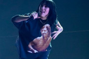 【海外】ビリー・アイリッシュ、Tシャツで故テイラー・ホーキンスを追悼