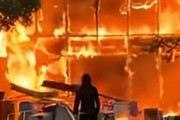 海外「フランスの学生デモで学校放火。校舎の老朽化への抗議で新校舎が燃えるwww」