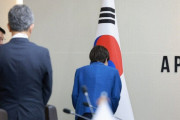 韓国人「日韓首脳会談で高市首相が“韓国国旗に一礼”した瞬間が話題に…贈り物は韓国海苔」