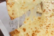 日本のドミノピザが発売した「1キロのチーズが乗っかったピザ」（海外の反応）
