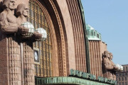 フィランドのヘルシンキ中央駅にある巨大な石像は…ワクチン接種済みだった