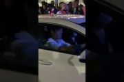 海外の反応「手を振ってくれた！」冨安健洋、高級車運転中に現地サポから大歓声！スーパースターになっている模様
