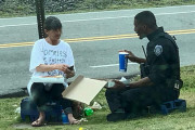 海外「アメリカで談笑しながらピザを食べる警察官とホームレスの女性」どこもこんなに優しい世界だったら良いのに・・・