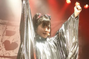 BABYMETALが意味するもの + 友達にキツネサインをやってみた　【海外の反応】