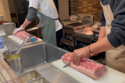 外国人「学生さんでなくとも俺たちは、いつでもトンカツを食べたいよね」