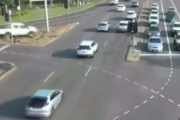 これはどう考えても奇跡。コントロールを失った車が赤信号をそのまま突っ込んでいった結果・・・。海外の反応