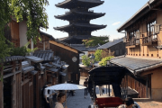 海外「日本で写真撮ってたら偶然すごいのが撮れてしまった、わざとらしいくらい完璧なんだけどｗｗｗ」外国人が京都で撮影した写真が話題に