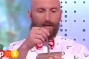 海外「ポーランド、生放送中にマジックに失敗してTV司会者の手を突き刺してしまう手品師」
