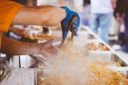 種類も豊富♪日本の屋台でよく見かけるお好み焼きに思わず(；ﾟдﾟ)ｺﾞｸﾘ…「なんておいしそうな日本食なんだ～！」「すごく面白いご飯だね！！」海外の反応