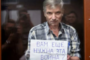 海外　戦争批判で逮捕された議員を、法廷で賞賛する勇敢なロシア市民
