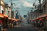 海外『これ実際にこの角度で見えるの？』ストリートから望む富士山の絶景写真に世界が興奮
