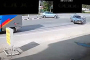 【悲報】妻、車から落ちる