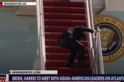 大丈夫？バイデン大統領、飛行機の搭乗階段で盛大にコケる…[海外の反応]