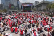 韓国人「ゴールが決まると抱き合って歓喜！再び赤く染まった光化門」