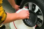 アメリカ男性い「無性にアイスクリームが食べたくなったので車の動力で作ってみた…」