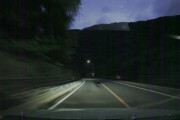 夜の山間の国道を逆走する○○に遭遇！あわや衝突！？