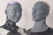 進化したヒューマノイドロボット同士が会話するんだけど、不気味の谷はどうなった？