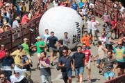 【悲報】200kgの大玉を追うスペインの祭、今年は町長が安全性を考慮し30kgに変更→ 町長が転がる球に弾き飛ばされ骨折