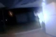 海外「【閲覧注意】 指示に従っている黒人に15回発砲し、瀕死の相手に命令を叫び続ける米警察」