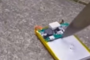 海外「俺もやったことある」インポリマー電池に穴を空ける動画が衝撃的すぎる