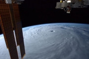 外国人「宇宙から見た台風14号、今これが日本を襲っている…」