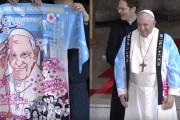 海外「本人嬉しそう！」ローマ教皇、日本でアニメジャケットを羽織るファンサービス！いい人過ぎるだろ･･･