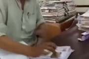 インドの押印名人が海外で話題に←これ内容見ずにスタンプしてるだろｗｗｗ　海外の反応