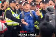 サッカー国際試合で波紋！日本国旗を燃やし、中国人が日本代表ファンを取り囲み、ピッチに乱入まで…【ネット民の反応】