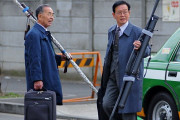 海外「日本人は今でも武士の武器を持って走り回っているのか！？」長弓を持った日本人の写真に外国人が驚愕