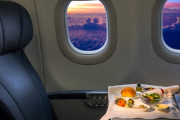 【海外】飛行機で食べると食べ物が違う味に感じる理由とは？乾燥と圧力が味覚に影響を与える真実を解説！