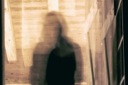 幽霊になって会いに来た？夫を亡くして1年後、玄関前に現れた夫そっくりの白い影